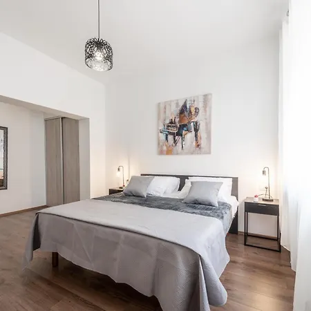 Silent Sunny Arc Apartment *