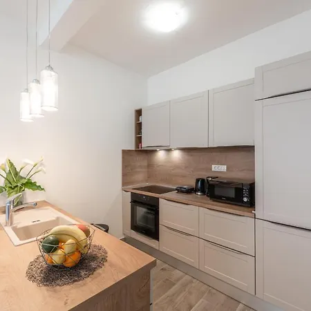 Silent Sunny Arc Apartment