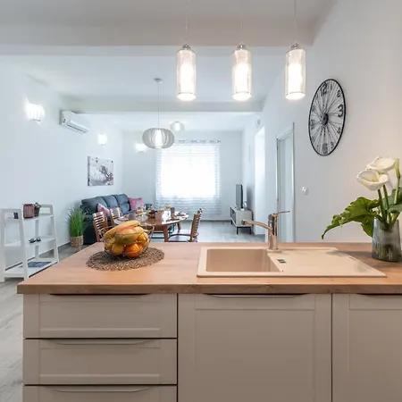 Silent Sunny Arc Apartment