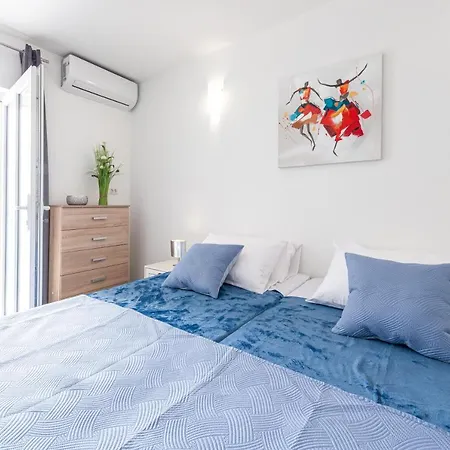 Silent Sunny Arc Apartment