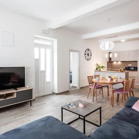 Silent Sunny Arc Apartment