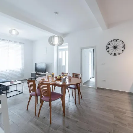 Silent Sunny Arc Apartment *