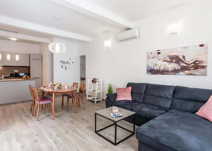 Silent Sunny Arc Apartment *