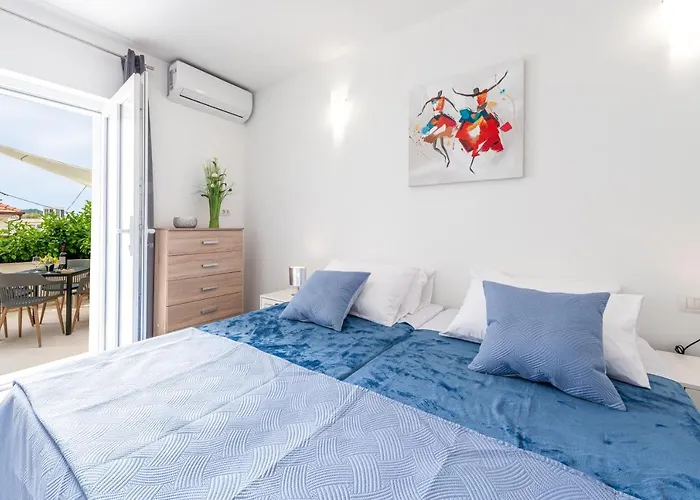 Silent Sunny Arc Apartment